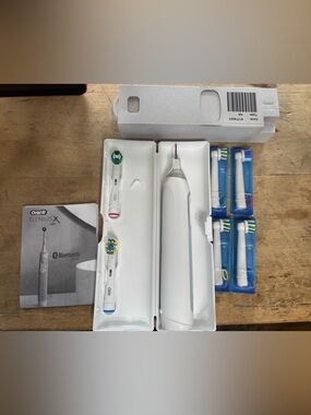Oral-B GENIUS X Electric Toothbrush with 3 Oral-B Replacement Brush Heads